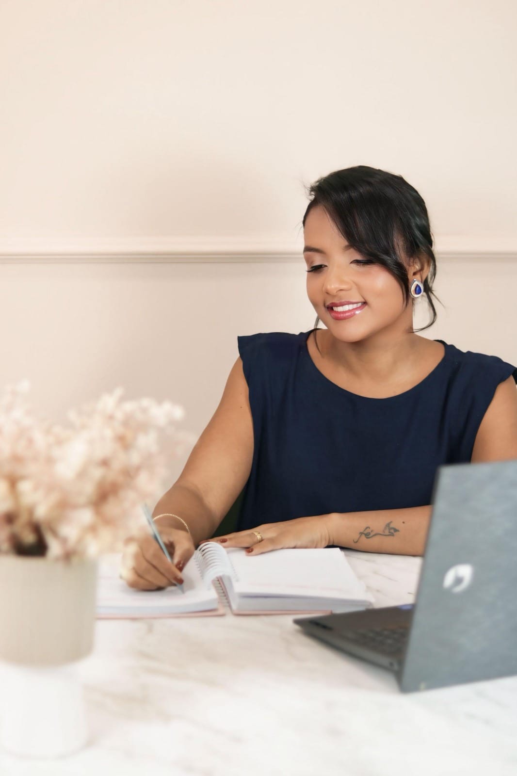 Bruna Gratek com notebook em seu escritório